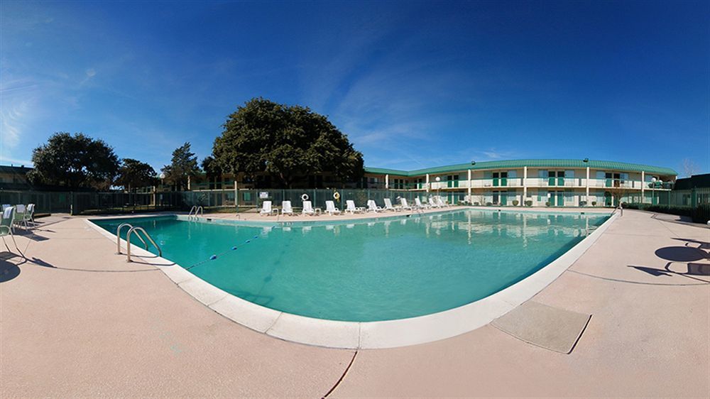 Texas Inn & Suites Denton Bagian luar foto