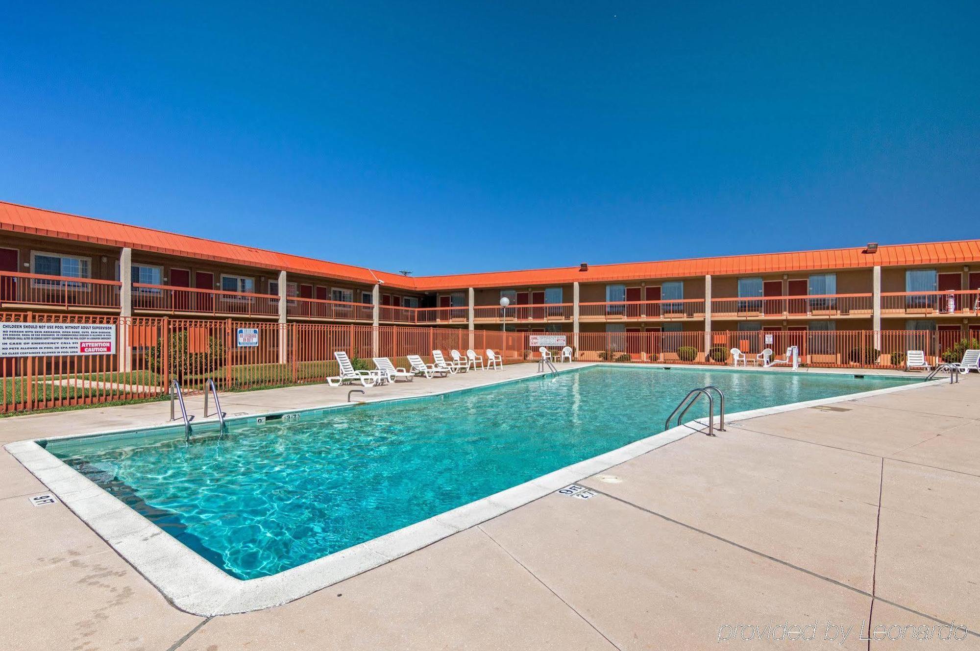 Texas Inn & Suites Denton Bagian luar foto